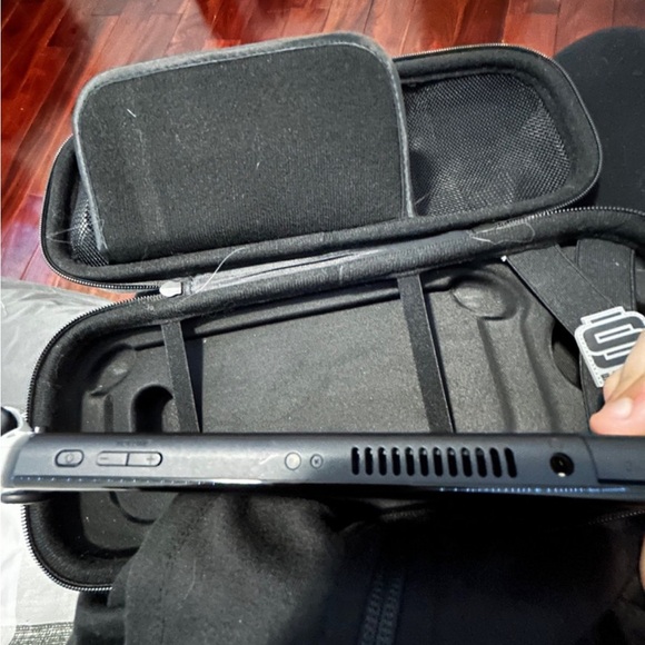 NINTENDO SWITCH OLED. I’m selling my switch for 400 it’s the newest OLED model - Picture 7 of 9